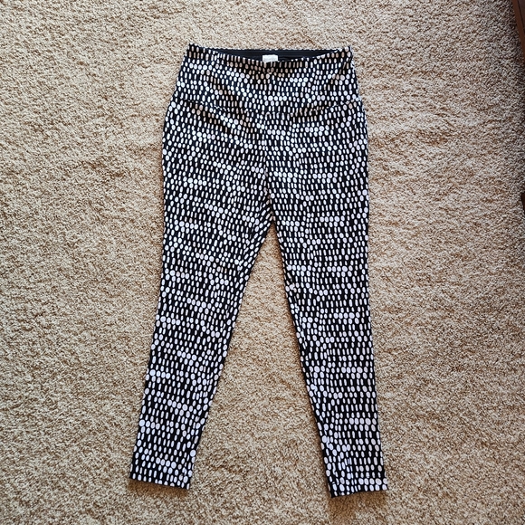 Chico's Zenery legging Size 8 or Chico's 1 Color Black with White dot pattern - Picture 13 of 16